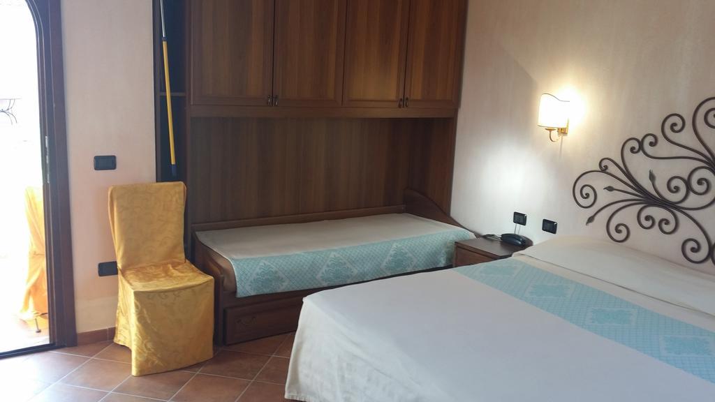 Hotel Ristorante La Tana Di Li Mazzoni Trinità dʼAgultu Exteriér fotografie