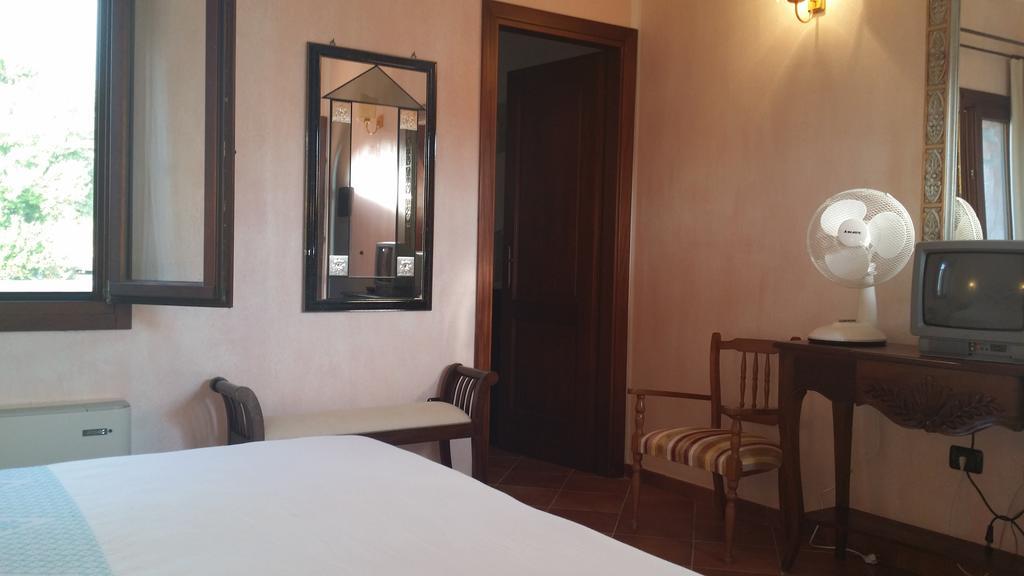 Hotel Ristorante La Tana Di Li Mazzoni Trinità dʼAgultu Exteriér fotografie